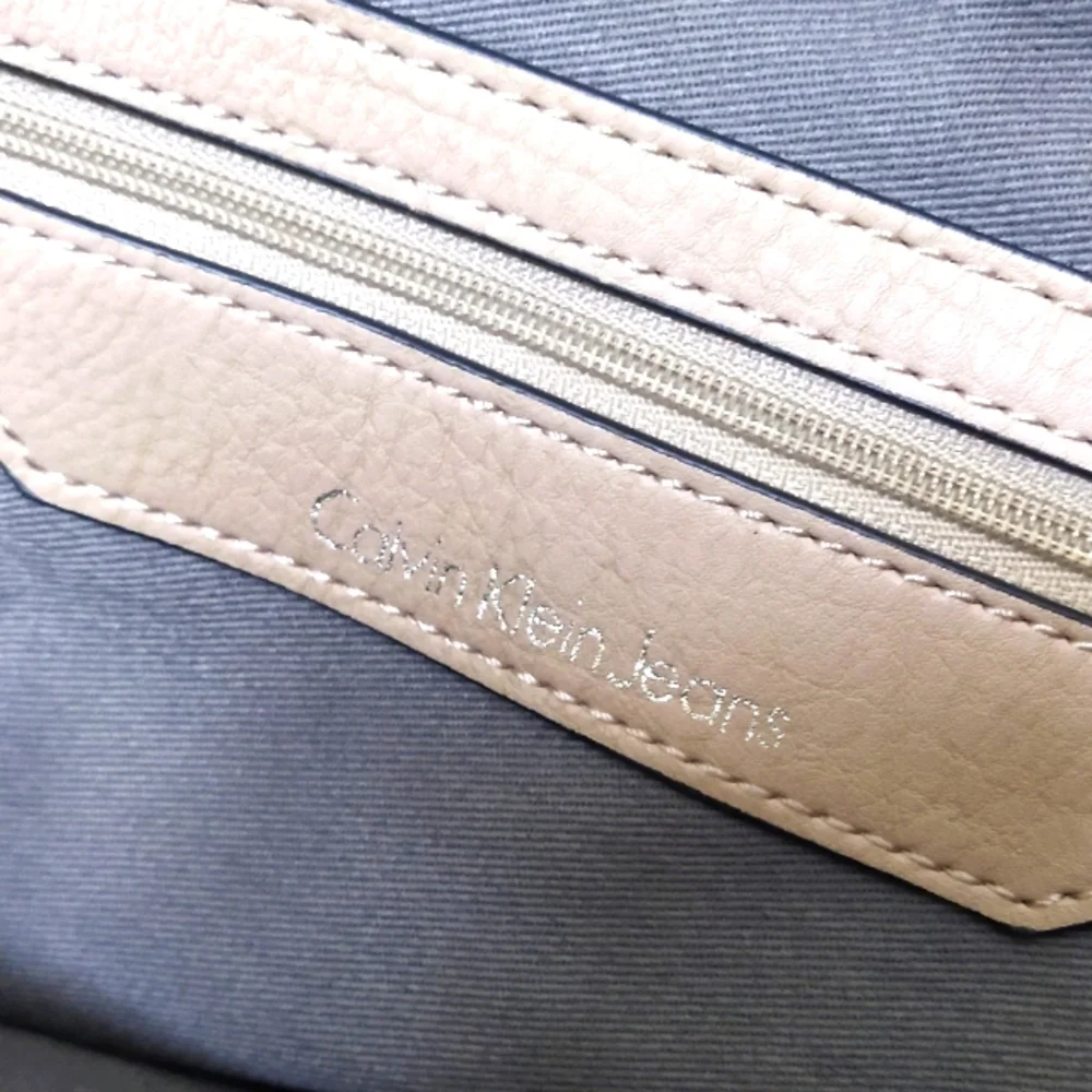 Authentic Calvin Klein bag - FIXED PRICE - Picture 4 of 16